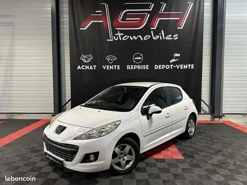 Blanc Utilisé 2011 Peugeot 207 Active Berline | 4 490 € (Prix juste) - Image 1/4