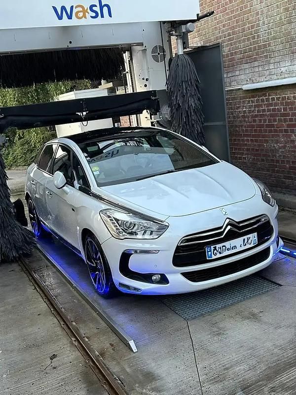 Blanc Utilisé 2012 Citroën DS5 Sport Chic Citadine | 9 990 € (Prix assez cher) - Image 1/4