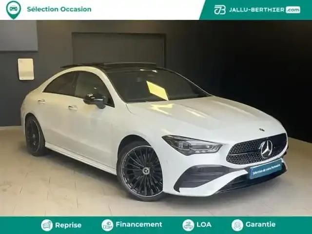 Blanc digital métallisé Occasion 2023 Mercedes CLA200 AMG line Berline | 41 280 € (Prix juste) - Image 1/4
