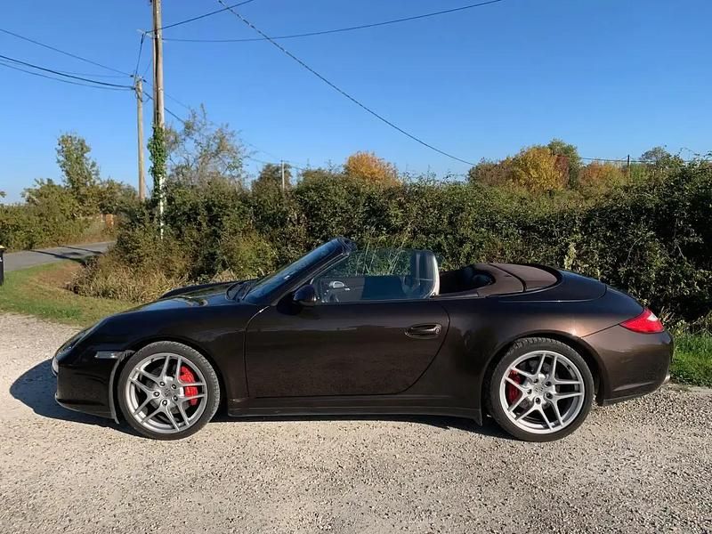 Brun Occasion 2010 Porsche 911 Carrera 4S Cabriolet Cabriolet | 74 900 € (Prix juste) - Image 1/4