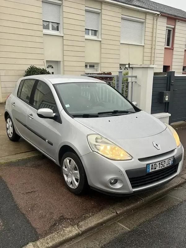 Occasion 2010 Renault Clio III Expression Berline | 3 600 € (Prix juste) - Image 1/4