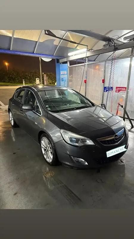 Gris Utilisé 2010 Opel Astra Cosmo Berline | 4 590 € (Prix juste) - Image 1/4