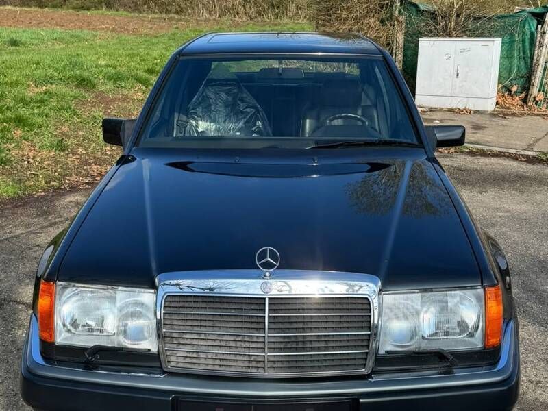 Noir Utilisé 1992 Mercedes E500 Berline | 99 365 € - Image 1/4