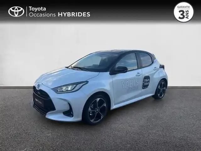 Biton blanc lunaire / toit noir Occasion 2025 Toyota Yaris Hybrid Berline | 26 490 € (Prix juste) - Image 1/4