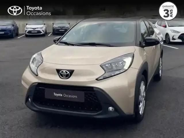 Biton beige gingembre métal/toit noir Occasion 2024 Toyota Aygo X Design SUV | 16 490 € (Prix juste) - Image 1/4