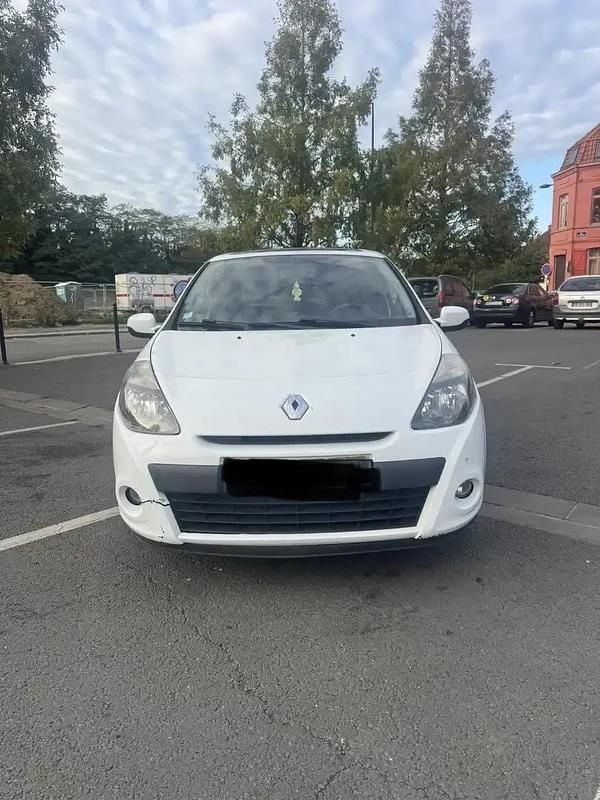 Utilisé 2010 Renault Clio II Dynamique Berline | 3 700 € (Bon prix) - Image 1/4