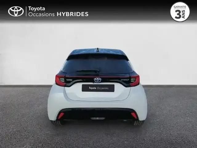 Occasion Toyota Yaris Hybrid 116 ch (85 kW) 2021 Biton blanc lunaire / toit noir Berline