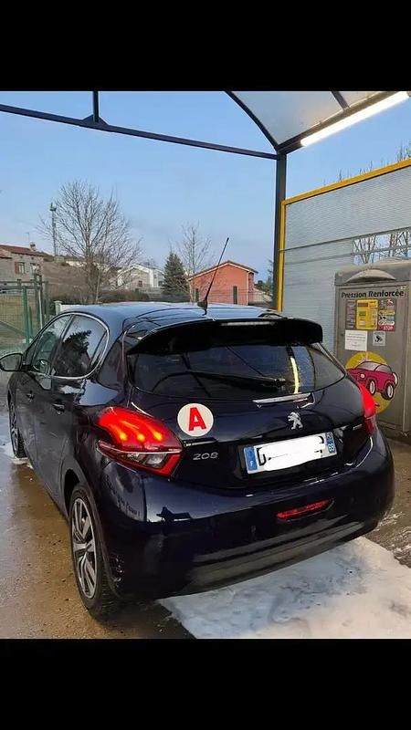 Bleu Utilisé 2016 Peugeot 208 Allure Citadine | 5 500 € (Prix juste) - Image 1/4