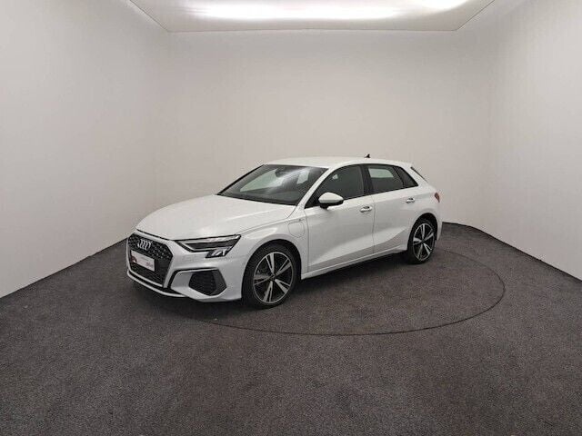 Blanc glacier métallisé Utilisé 2021 Audi A3 Sportback e-tron S-Line Berline | 29 790 € (Prix juste) - Image 1/4