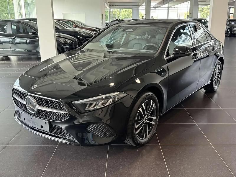Bleu Utilisé 2024 Mercedes A250 Berline | 29 990 € (Bon prix) - Image 1/4