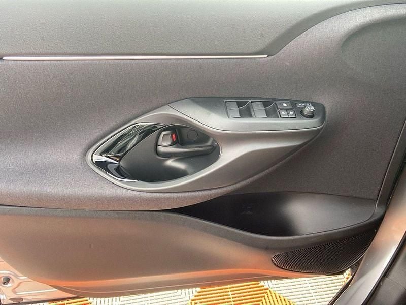 Nouvelle Toyota Yaris Cross Design 130 ch (95 kW) 2026 Shimmering silver SUV