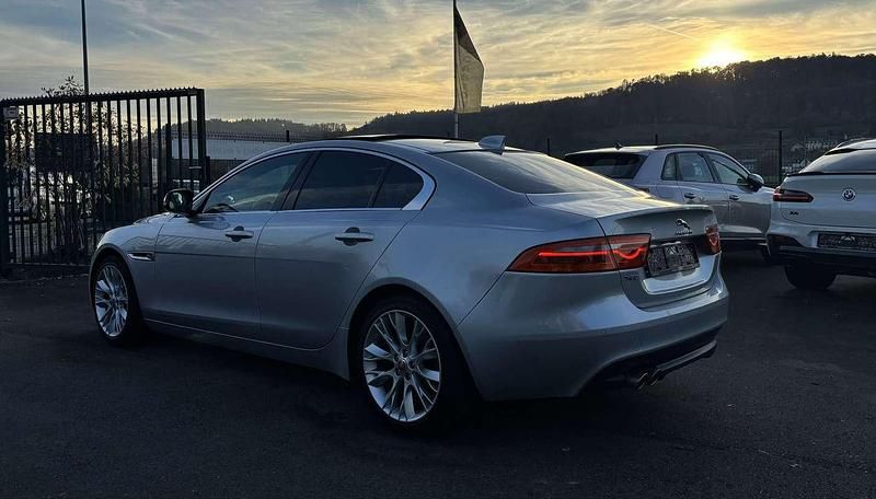 Occasion Jaguar XE Ingenium 179 ch (131 kW) 2018 Argent Berline