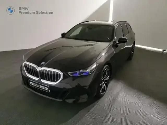 Saphirschwarz métallisé Occasion 2025 BMW 530e M Sport Break | 59 970 € (Super prix) - Image 1/4