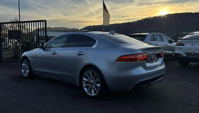 Occasion Jaguar XE Ingenium 179 ch (131 kW) 2018 Argent Berline
