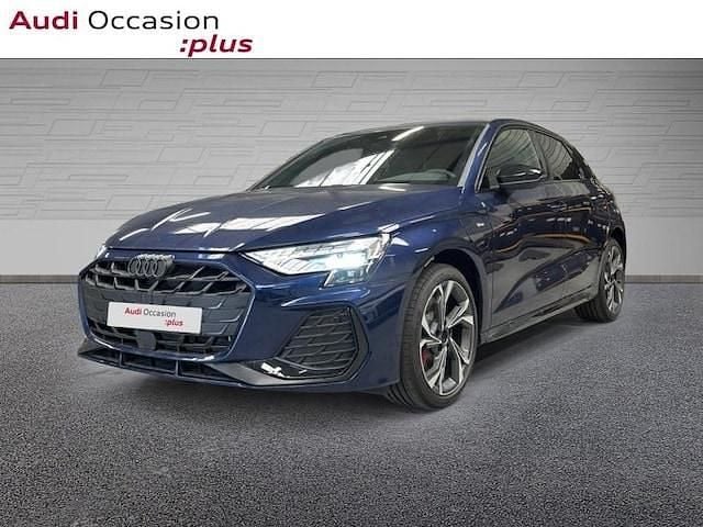Bleu navarre métallisé Nouvelle 2025 Audi A3 Sportback e-tron S-Line Berline | 49 900 € (Prix juste) - Image 1/4