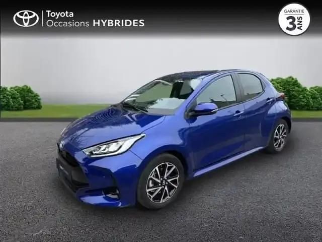 Bleu genièvre (m) Occasion 2023 Toyota Yaris Hybrid Design Berline | 19 990 € (Prix juste) - Image 1/4