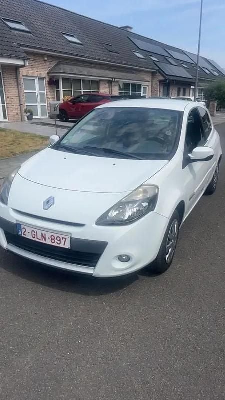 Utilisé 2011 Renault Clio III Expression Berline | 2 490 € (Super prix) - Image 1/4
