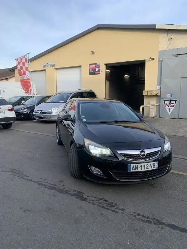 Utilisé 2009 Opel Astra Sport Berline | 5 890 € - Image 1/4