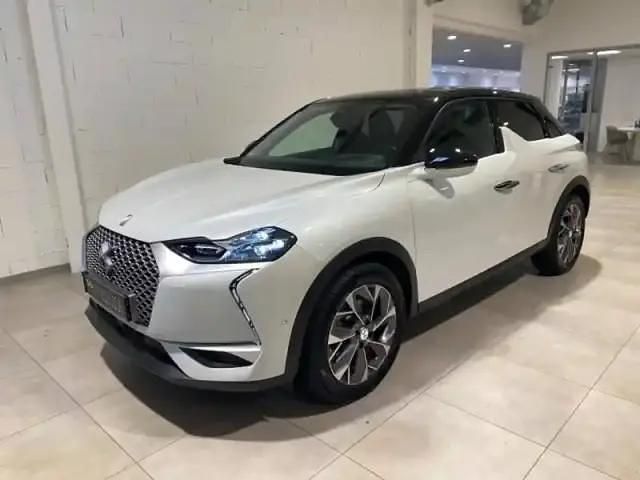 Cristal pearl (m) toit noir perla nera Occasion 2021 DS Automobiles DS3 Crossback E-Tense Grand Chic SUV | 16 486 € (Bon prix) - Image 1/4