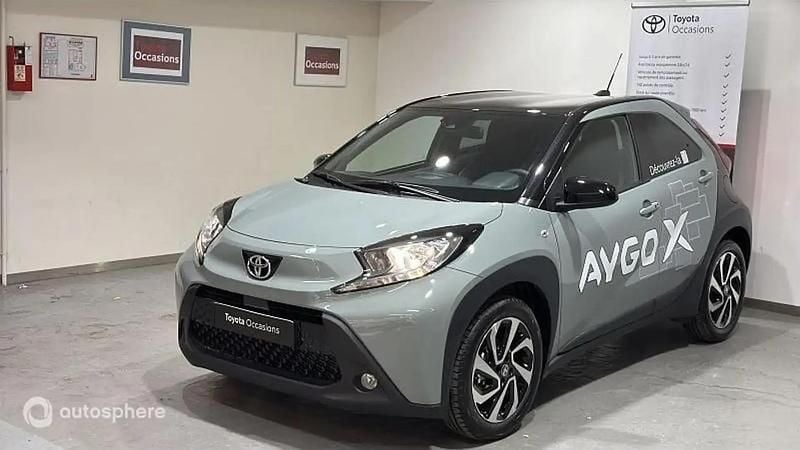 Biton vert aventurine métal/toit noir Utilisé 2024 Toyota Aygo Design Citadine | 16 990 € (Prix assez cher) - Image 1/4