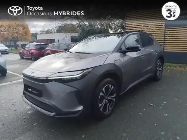 Gris platine métallisé premium/toit noir Occasion 2023 Toyota bZ4X SUV | 34 990 € (Prix juste) - Image 1/4