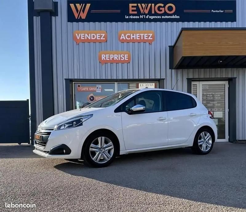 Blanc Utilisé 2017 Peugeot 208 Style Citadine | 6 490 € (Bon prix) - Image 1/4