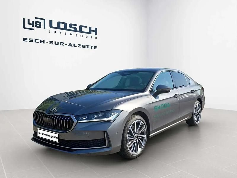 Gris Utilisé 2025 Skoda Superb Berline | 45 856 € (Prix assez cher) - Image 1/4