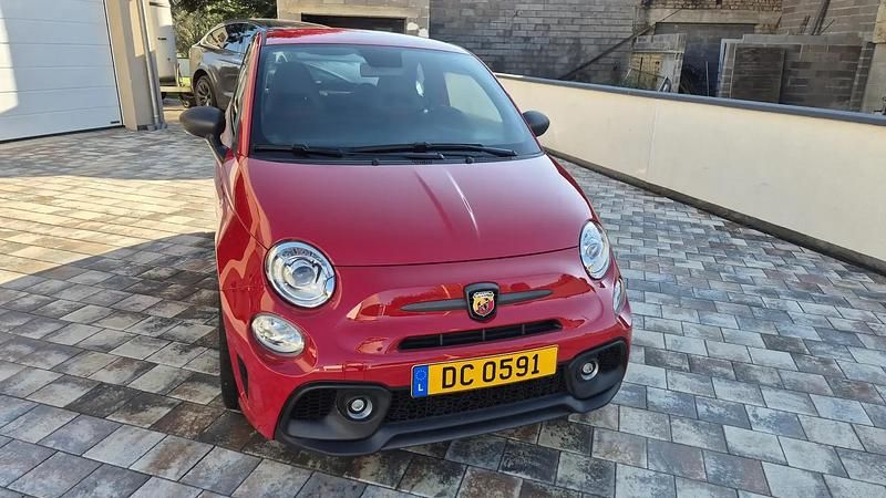 Rouge Utilisé 2024 Fiat 500 Abarth Citadine | 19 900 € (Prix juste) - Image 1/4
