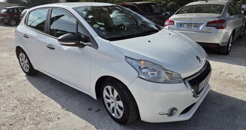 Blanc Utilisé 2015 Peugeot 208 Business-Line Citadine | 4 690 € (Super prix) - Image 1/4