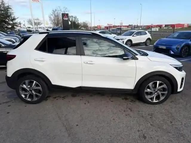 Occasion Kia Stonic GT-Line 120 ch (88 kW) 2023 Blanc céleste / toit noir SUV