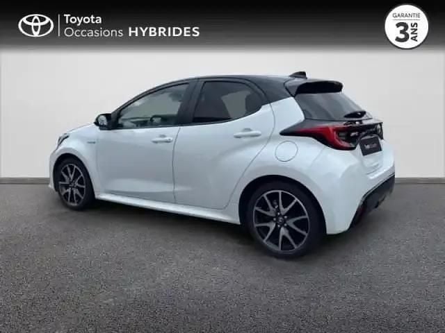 Occasion Toyota Yaris Hybrid 116 ch (85 kW) 2021 Biton blanc lunaire / toit noir Berline