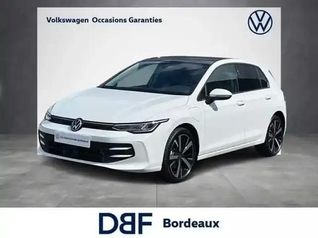 Blanc Occasion 2025 VW Golf VIII Life Berline | 37 390 € (Prix assez cher) - Image 1/4