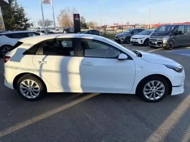 Occasion Kia Ceed Motion 100 ch (73 kW) 2023 Blanc Citadine