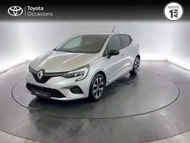Gris clair Utilisé 2023 Renault Clio V Evolution Berline | 14 890 € (Prix juste) - Image 1/4