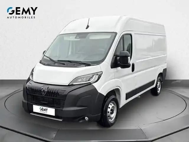 Blanc icy teinte pastel Nouvelle 2025 Peugeot Boxer S Van | 32 790 € (Prix juste) - Image 1/4