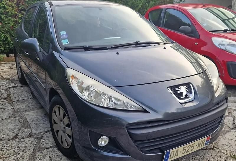 Gris Utilisé 2013 Peugeot 207 Berline | 3 990 € (Prix juste) - Image 1/4