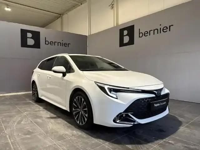 Rouge intense métallisé Occasion 2024 Toyota Corolla Design Break | 29 480 € (Prix juste) - Image 1/4