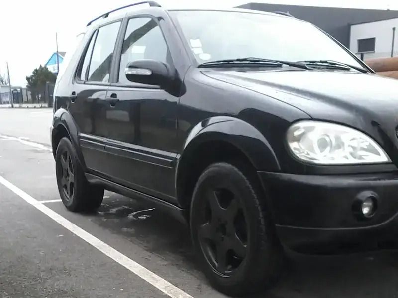Noir Utilisé 2003 Mercedes ML270 Luxury SUV | 3 000 € - Image 1/4