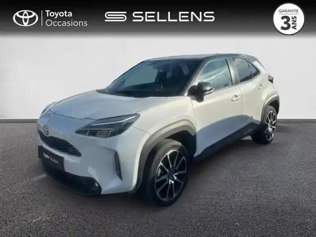 Gris chrome/toit noir (m) Utilisé 2023 Toyota Yaris Hybrid Sport SUV | 26 480 € (Prix cher) - Image 1/4