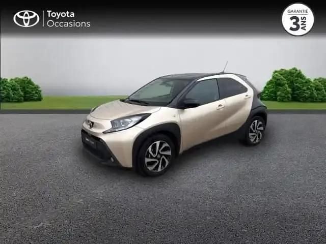 Biton beige gingembre métal/toit noir Occasion 2024 Toyota Aygo X Design SUV | 14 990 € (Bon prix) - Image 1/4