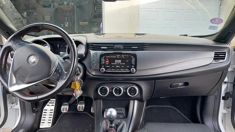 Occasion Alfa Romeo Giulietta 150 ch (110 kW) 2017 Blanc Citadine