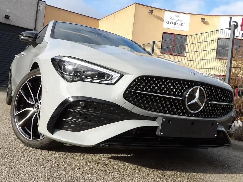 Gris Occasion 2025 Mercedes CLA180 AMG line Berline | 37 850 € (Prix cher) - Image 1/4