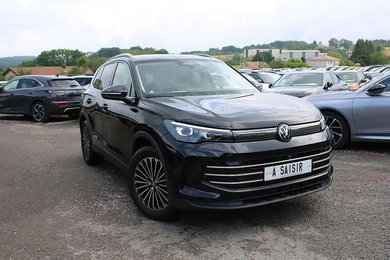 Noir Utilisé 2024 VW Tiguan Elegance SUV | 37 900 € (Prix juste) - Image 1/4