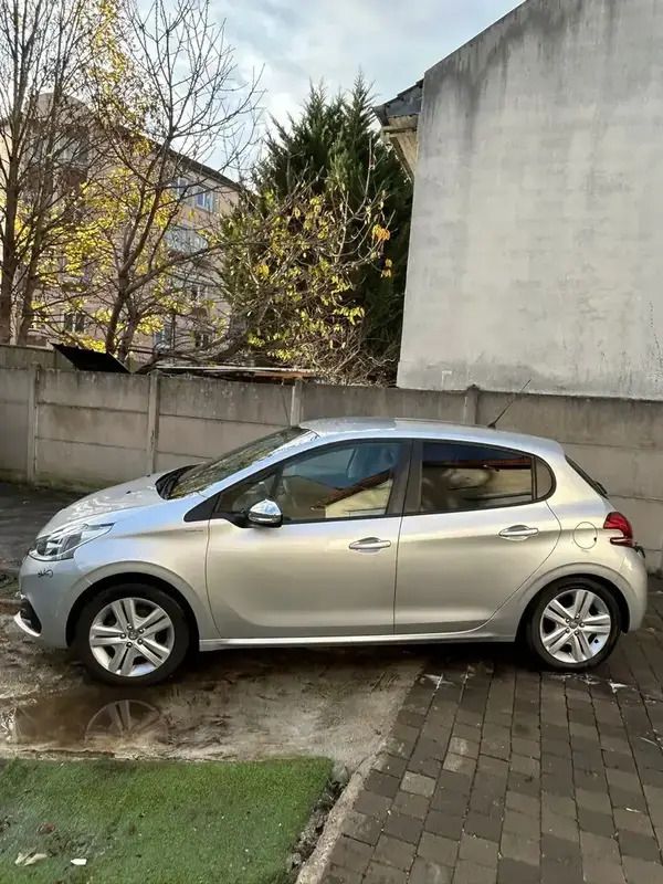Utilisé 2017 Peugeot 208 Citadine | 6 000 € (Super prix) - Image 1/4
