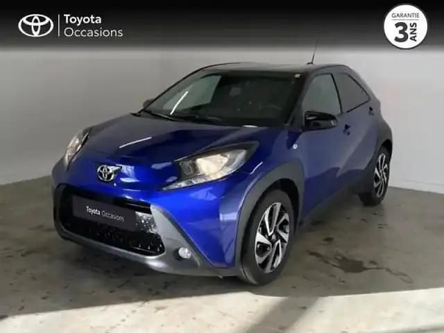 Biton bleu genièvre métal/toit noir Occasion 2024 Toyota Aygo X Design SUV | 16 990 € (Prix juste) - Image 1/4
