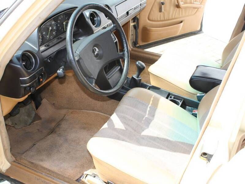 Occasion Mercedes 200 60 ch (44 kW) 1981 Jaune Berline