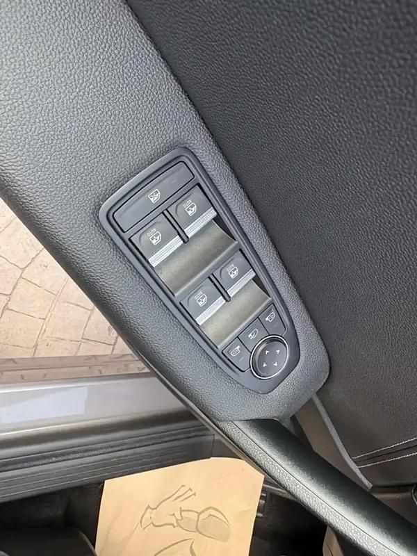 Image 2/4