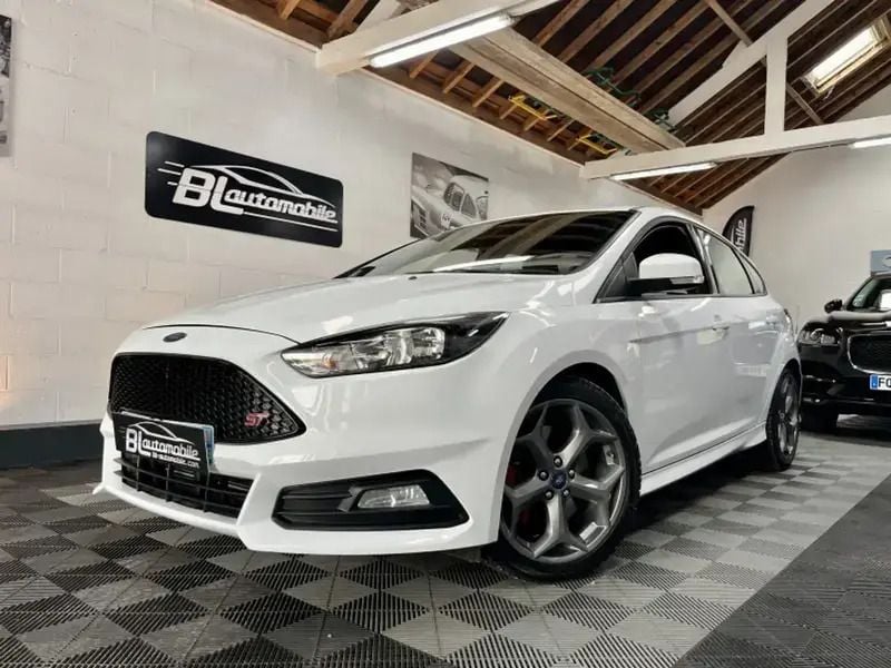 Blanc Utilisé 2015 Ford Focus ST Berline | 18 990 € (Prix juste) - Image 1/4