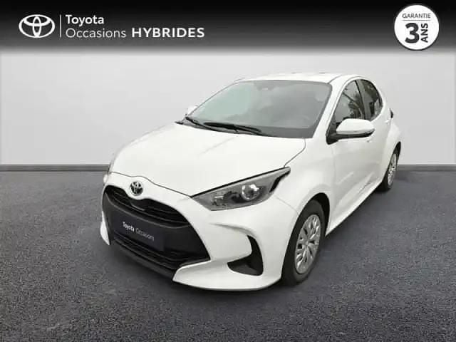 Blanc Utilisé 2023 Toyota Yaris Hybrid Berline | 18 990 € (Prix juste) - Image 1/4