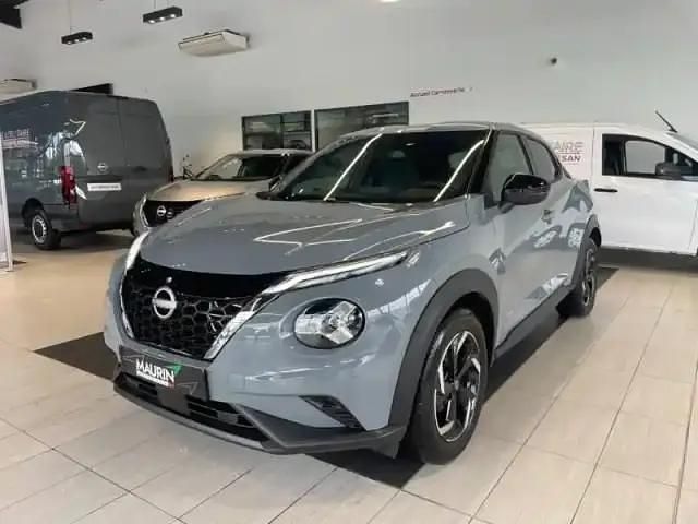 Gris argile spéciale Utilisé 2024 Nissan Juke N-Connecta SUV | 23 990 € (Prix juste) - Image 1/4